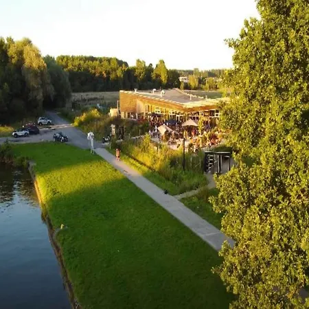 Prázdninový dům Bungalow With Pool Access *